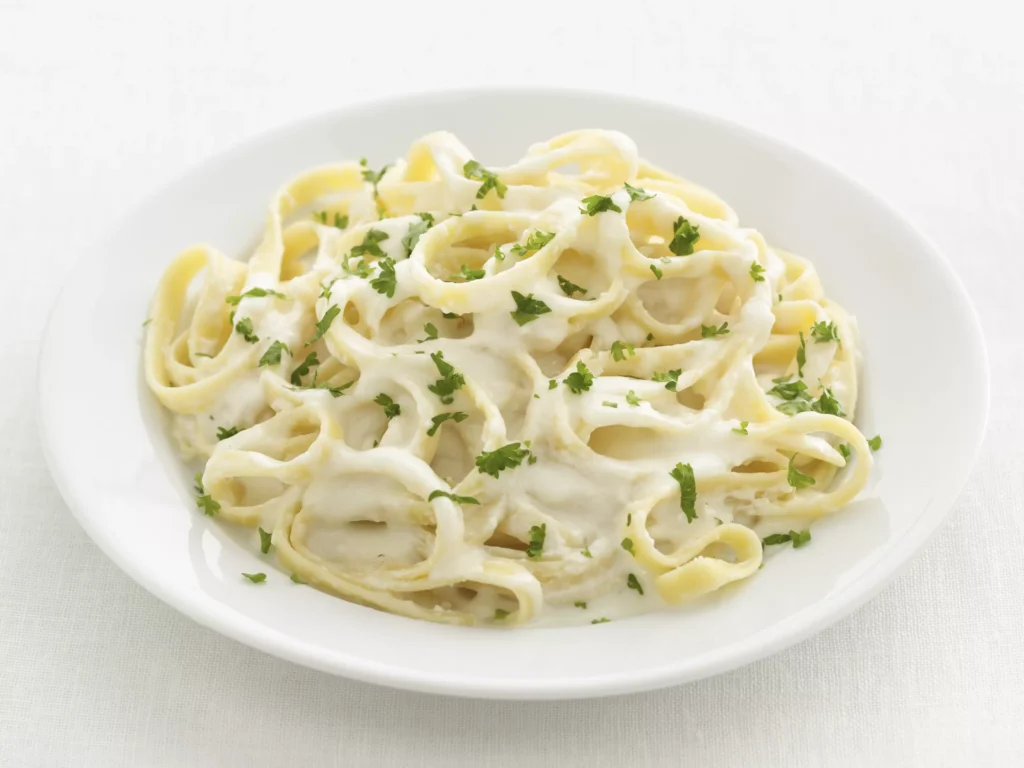 Can I use spaghetti instead of fettuccine for Alfredo?