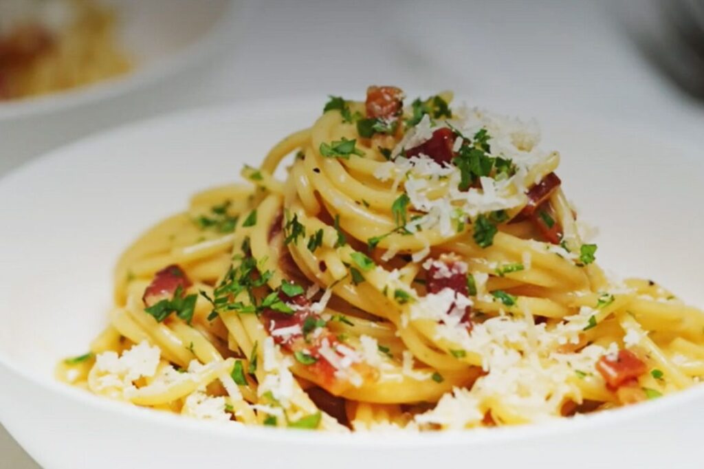 What's the difference between spaghetti alfredo and carbonara?